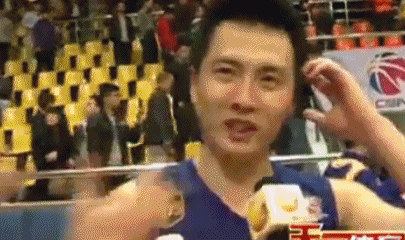 杨鸣：卢伟指导这点做的非常好……卢伟指导这点处理的很好……恭喜上海男篮，在卢伟指
