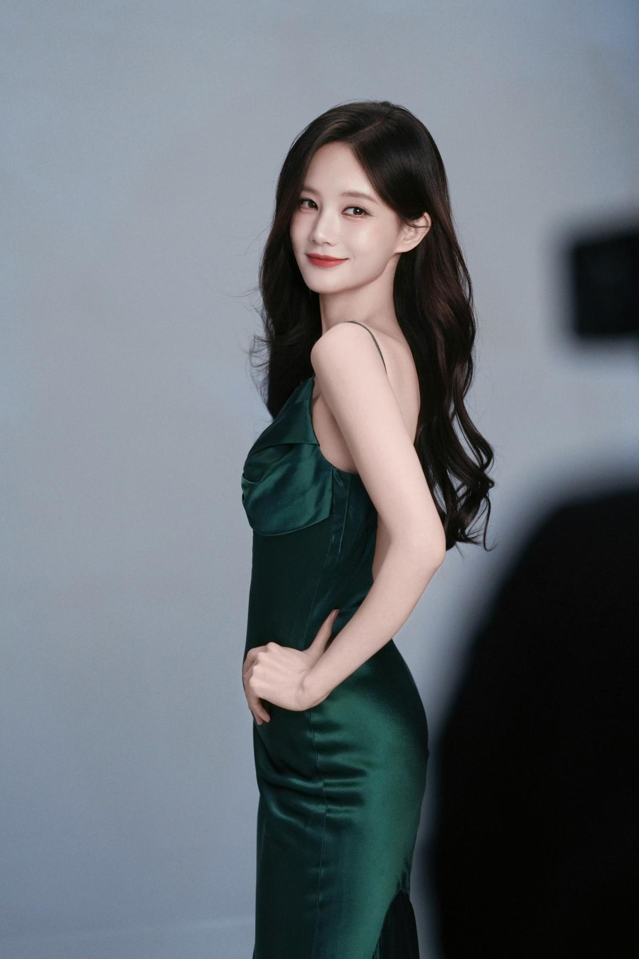 李一桐墨绿色丝绒吊带礼裙✨大露背造型，优雅又妩媚