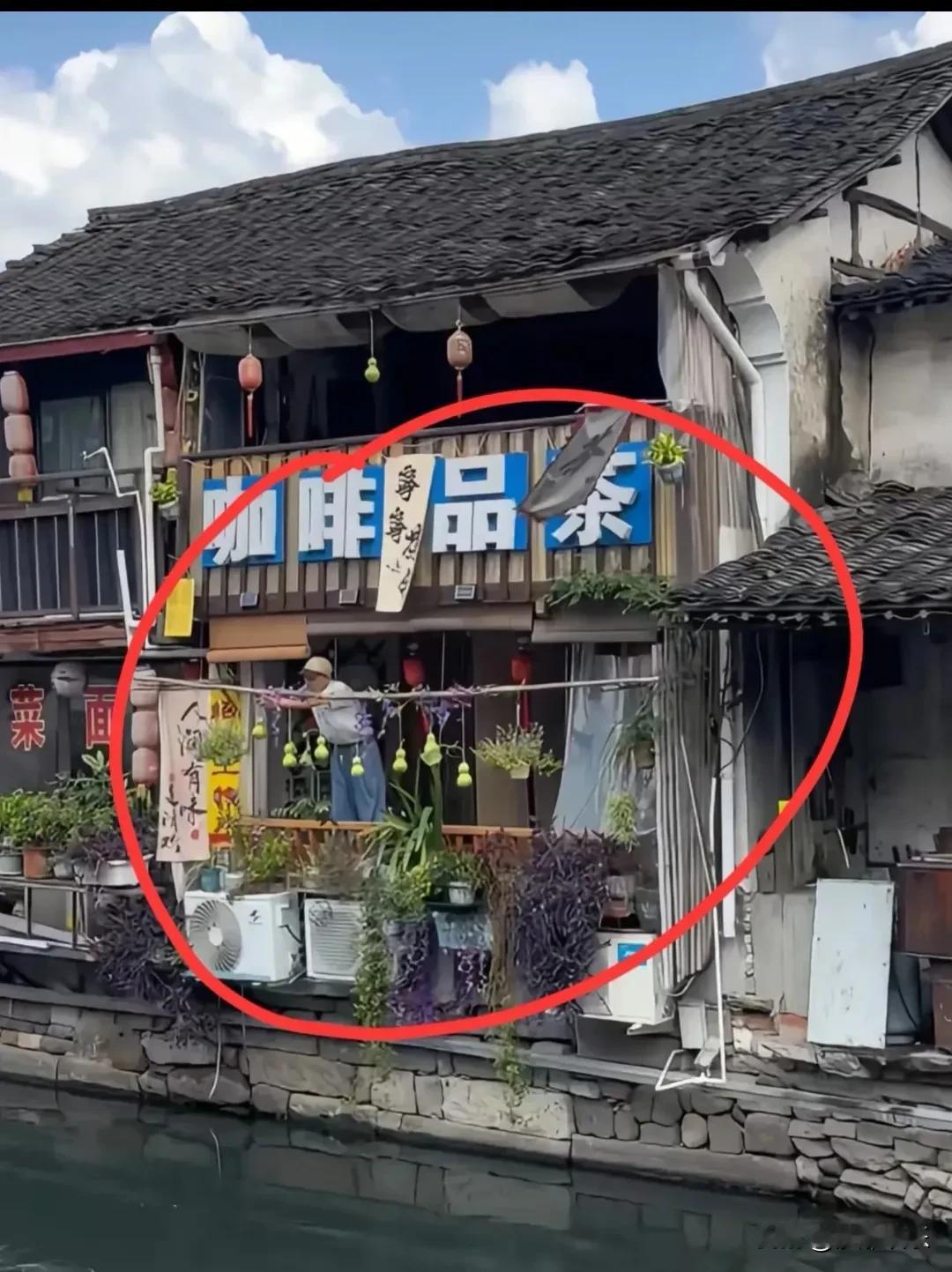 绍兴书圣故里最近上演了一出“正版下架，盗版立马上架”的魔幻大戏！事情是这