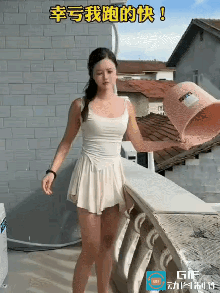 小姐姐跑的比曹操还要快