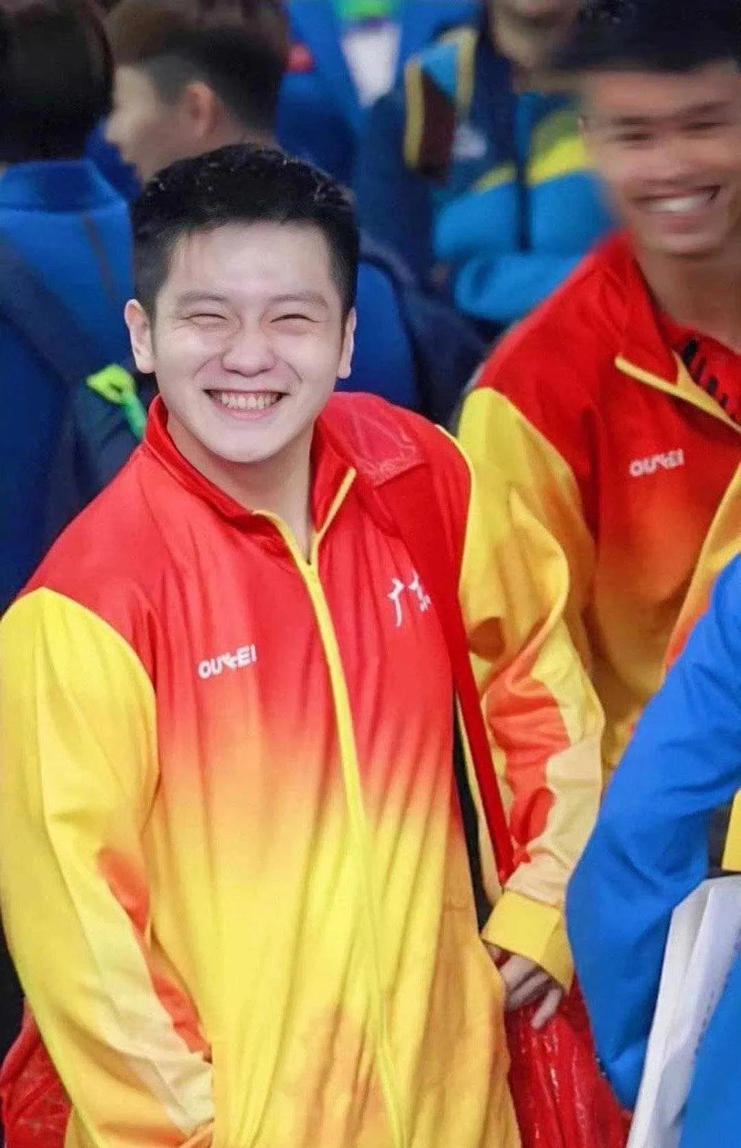 看樊振东采访就知道他情商很高，记者问他：“你和周雨配男双，喜欢叫阵雨组合，还是叫