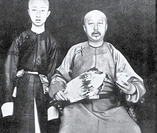 1950年，67岁的清朝摄政王载沣因王府东墙被春雨泡塌，修墙缺钱，决定卖掉醇亲王