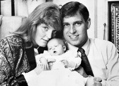 安德鲁王子缺钱吗？他缺体面，靠着爱泼斯坦的资助过上了奢靡的生活。哈里王子曾经揭