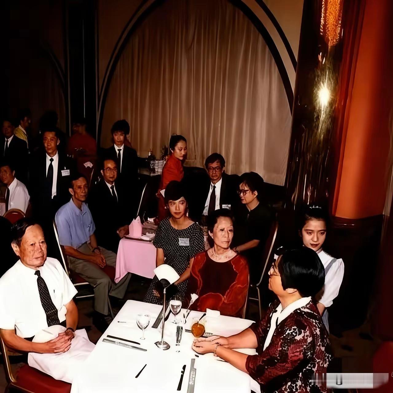 杨振宁先生的这张照片，据说是1995年拍摄的，在这张照片里面，就已经看到了翁帆女