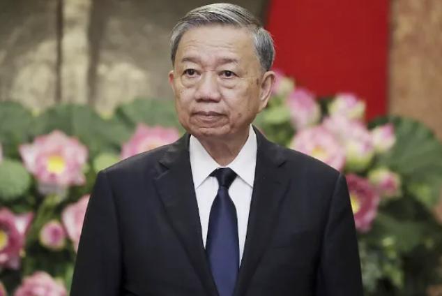 越南高层这会儿恐怕也有些坐不住了，就在7月12日，美菲等14国刚借南海仲裁旧案对