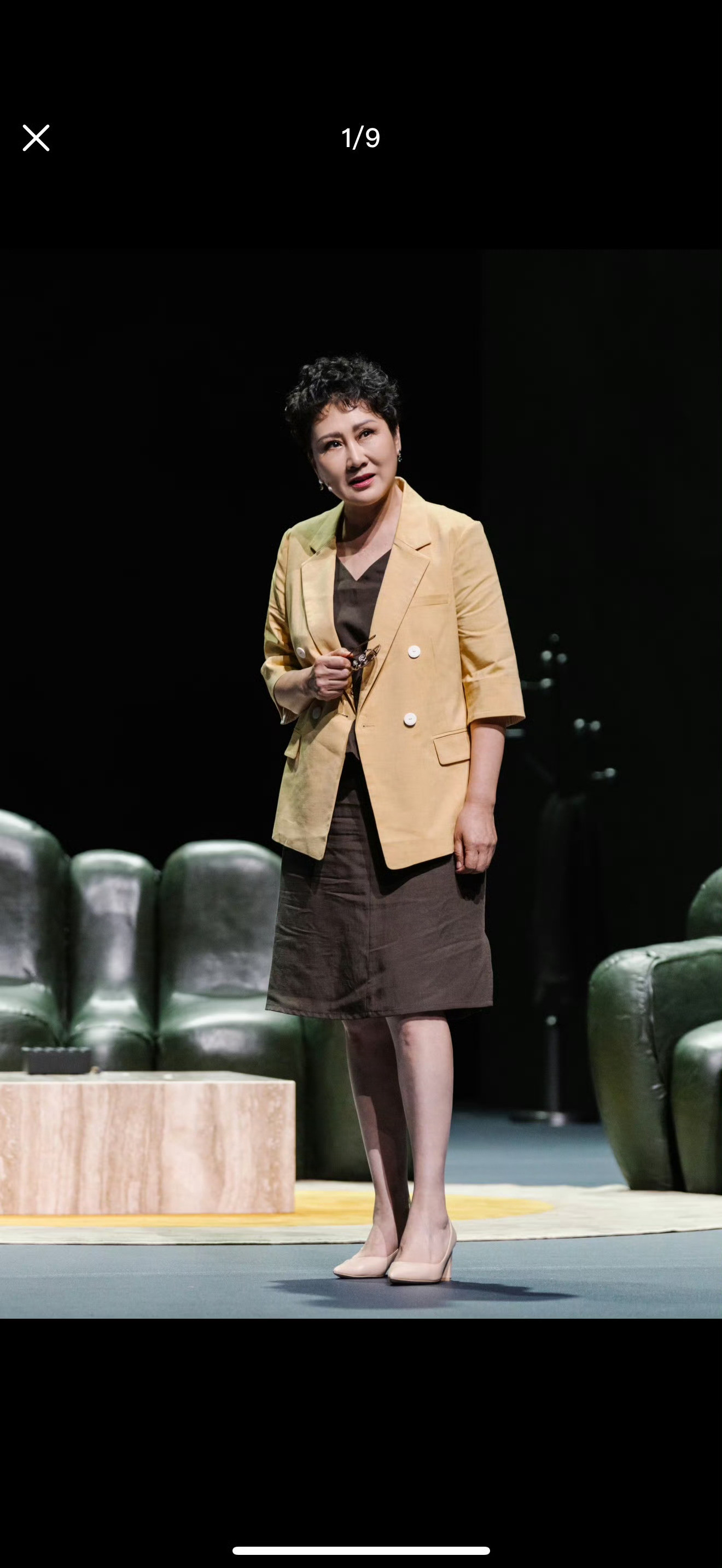 张凯丽自己穿黑丝叫我们买足力健你们是单身久了的原因吗？怎么张凯丽阿姨穿个黑丝你们