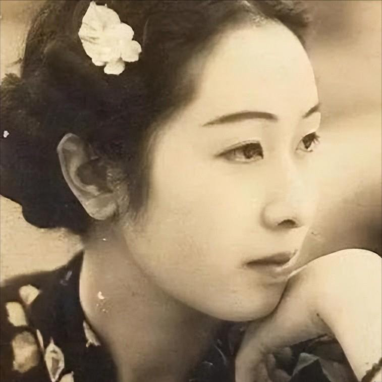 1918年，莫秀英结婚6年不能生育，被丈夫赶出家门。无路可去时，被一名年