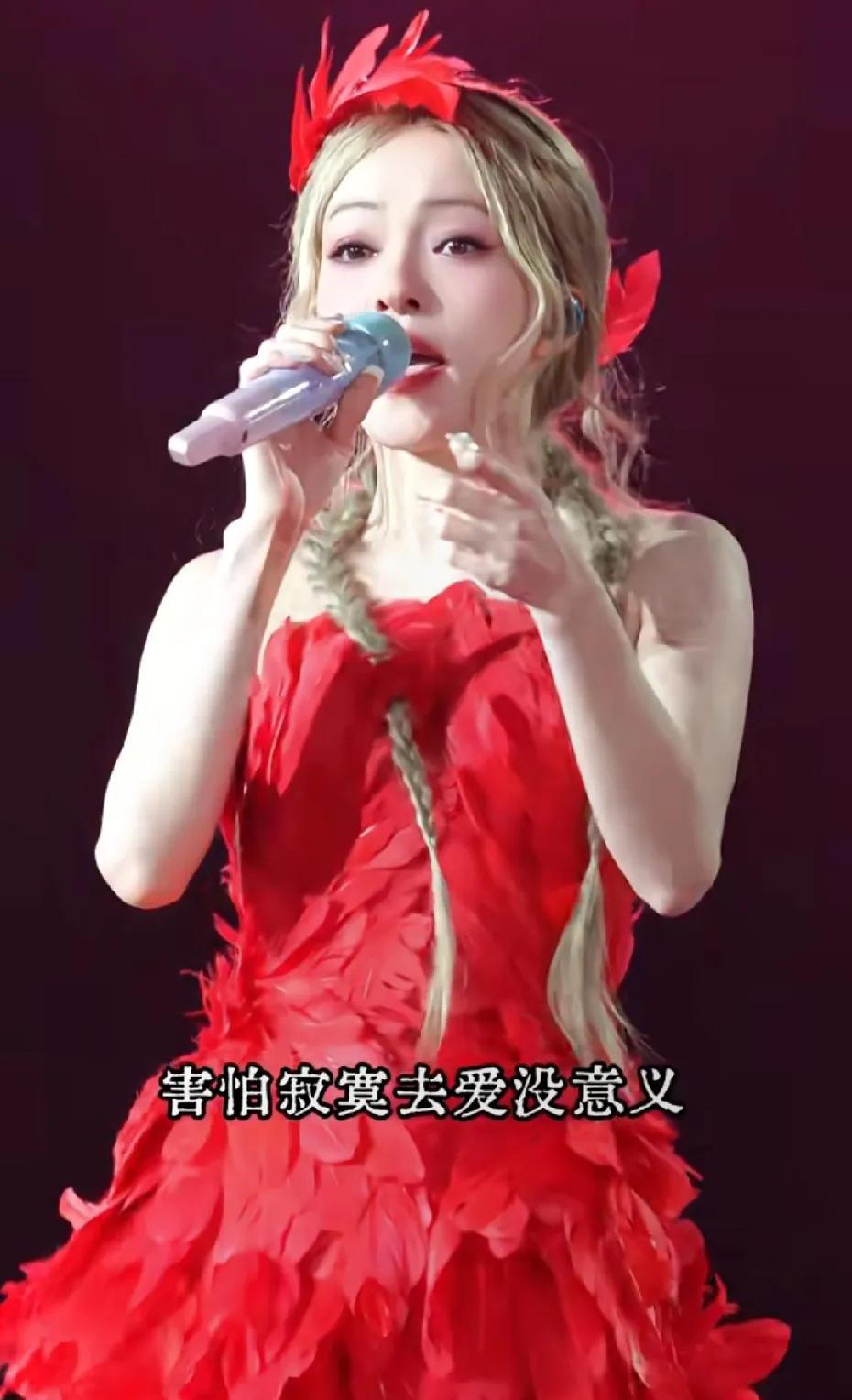 张韶涵这套火系新装跳起来太可爱啦，一眼就沦陷的红裙，这个造型好漂亮，设计师没有瓶