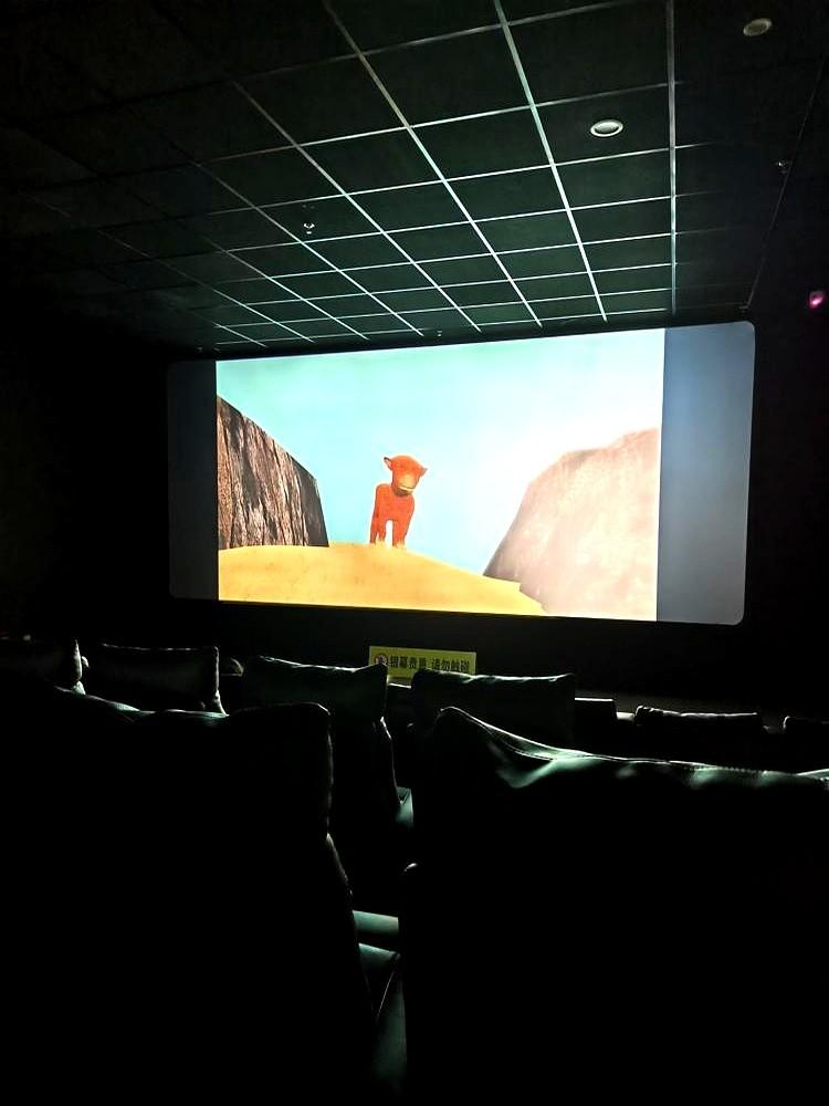 上映前十天票房不到八千块，这部电影本该悄无声息地下线。导演花了五年时间，拉着