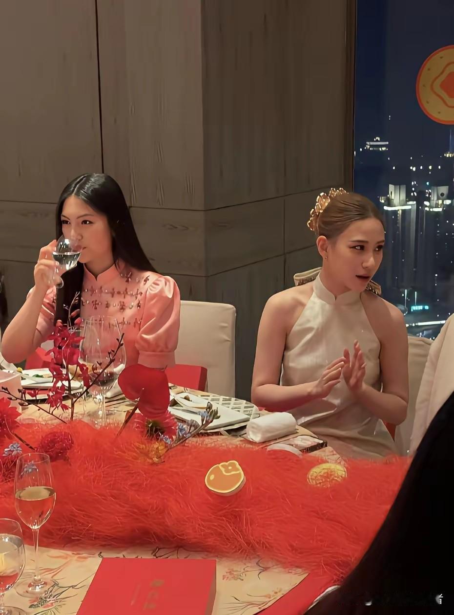 何超莲太失败了，竟然没有王诗龄的气场大，更没有王诗龄成熟。何超莲比王诗龄大18