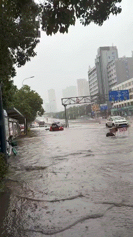 昆明大雨导致黄土坡淹水，一众车辆无法前行，这个时候还得看电动2轮车。昆明普降大暴