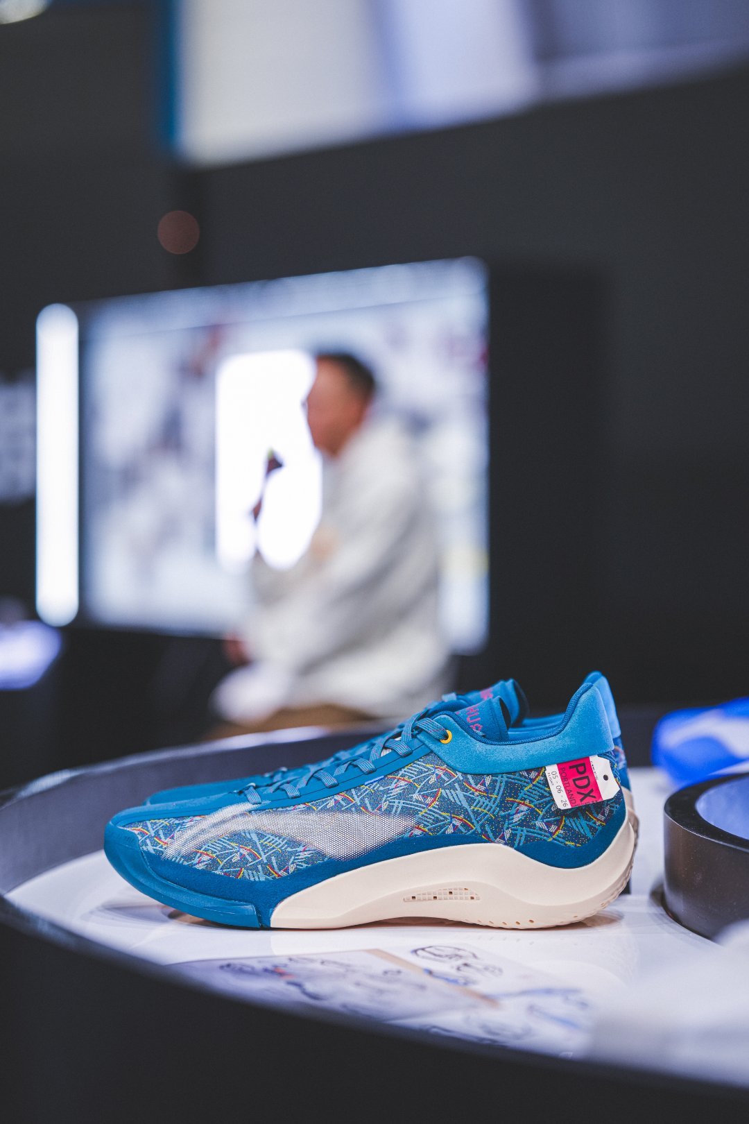 李宁驭帅20-二十代的传承与更迭全新疾䨻科技，全新的穿着体验。低帮版本，兼顾更多