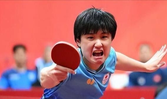 张本智和之父张本宇遭日本乒协重罚，余波直接牵连张本智和。亚运会男双颁奖礼上，摘银的张本智和主动上前与