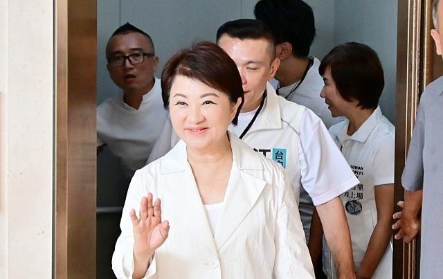 蓝营一姐变“战斗市长”！卢秀燕对民进党开火，靠拢民众党，并宣称：2028年我要当