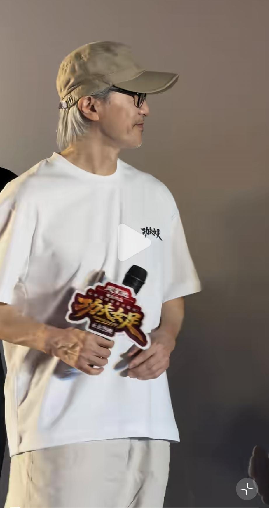 7月11日，周星驰现身天津万达广场参加《功夫足球》路演，无修图下苍老憔悴，感觉他