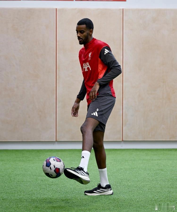 利物浦伊萨克是12月20日利物浦客场2-1热刺那场比赛中，被范德文铲断腿的。伊