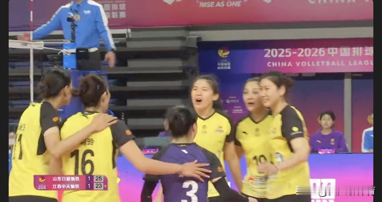 一会儿没看比赛山东女排竟然大比分2-1领先江苏了！今天山东启用了李晨萱跟郭湘玲的