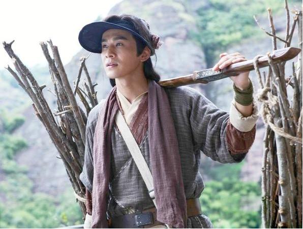 古时，一樵夫山里砍柴，遇变天到山洞避雨，洞中发现一条巨蛇。巨蛇请求椎夫相助。樵夫