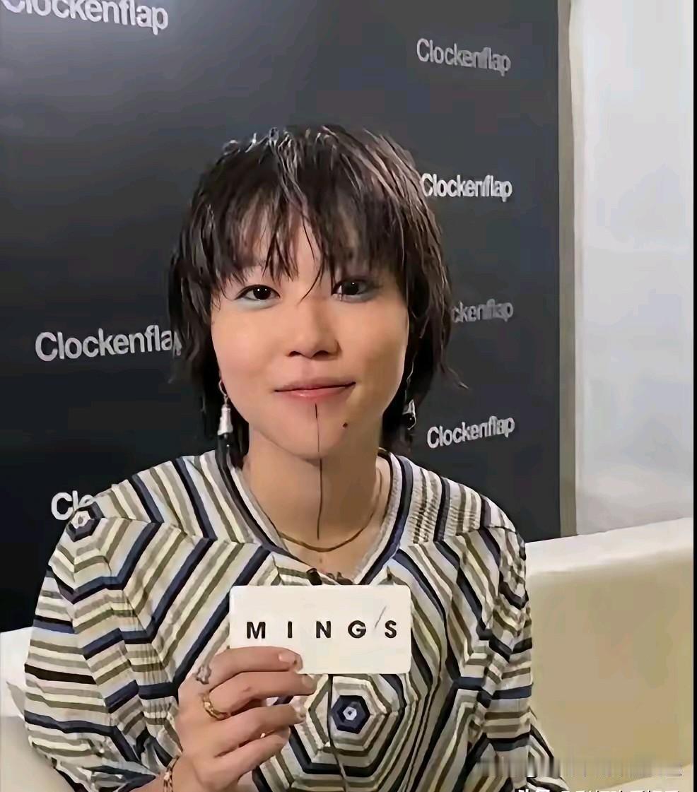 窦靖童不结婚不想当妈妈，本来想摘除子宫，王菲坚决不同意。​王菲看起来自由洒脱开