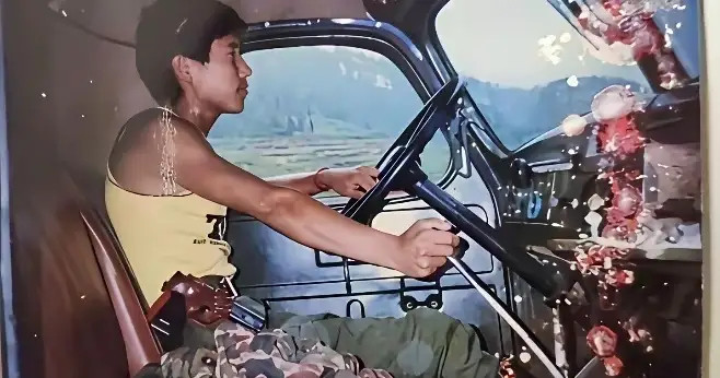 1986年，云南icon。老山前线，一名司机驾驶着有160炮弹的车辆，奔赴干田炮