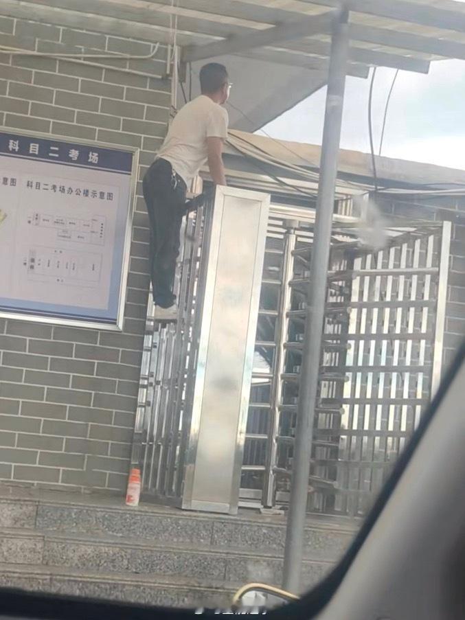 科目二考场外的教练belike[捂脸哭]​​​
