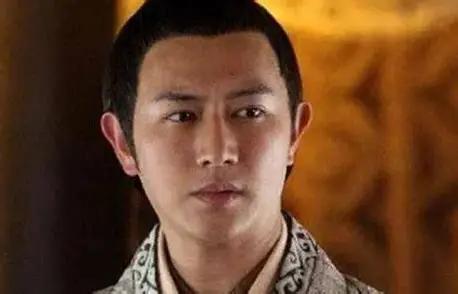 前157年，汉文帝刘恒临终前，紧紧抓住儿子刘启的手，咬牙切齿说：“朕这辈子最大的