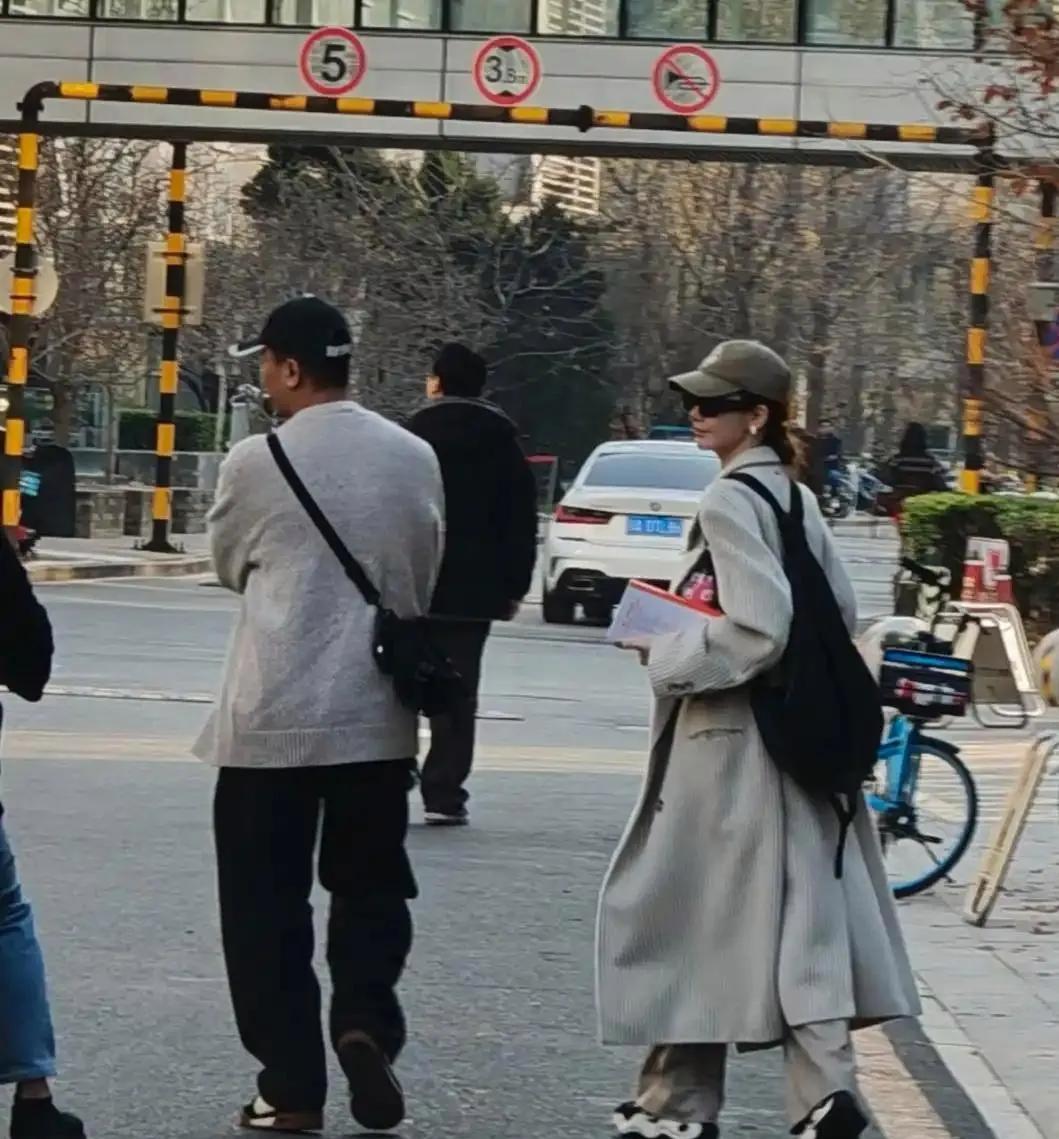 41岁戚薇北大考研路透！灰色大衣衬得好纤瘦，和同学热聊超亲和，状态哪里像奔四
