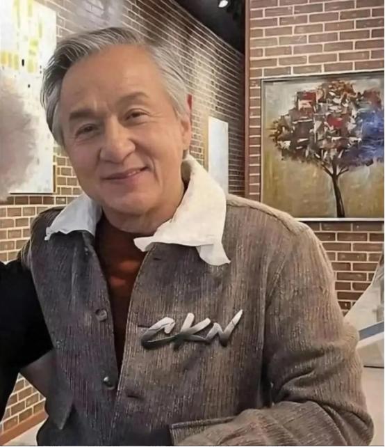 71岁的成龙上了热搜。不是丑闻，比丑闻更震撼。他当着镜头坦然承认了自己有ADHD