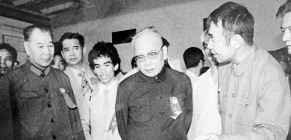 1977年，交通部部长叶飞上将花了5个多小时，翻阅了水运总局副局长周惠（1959
