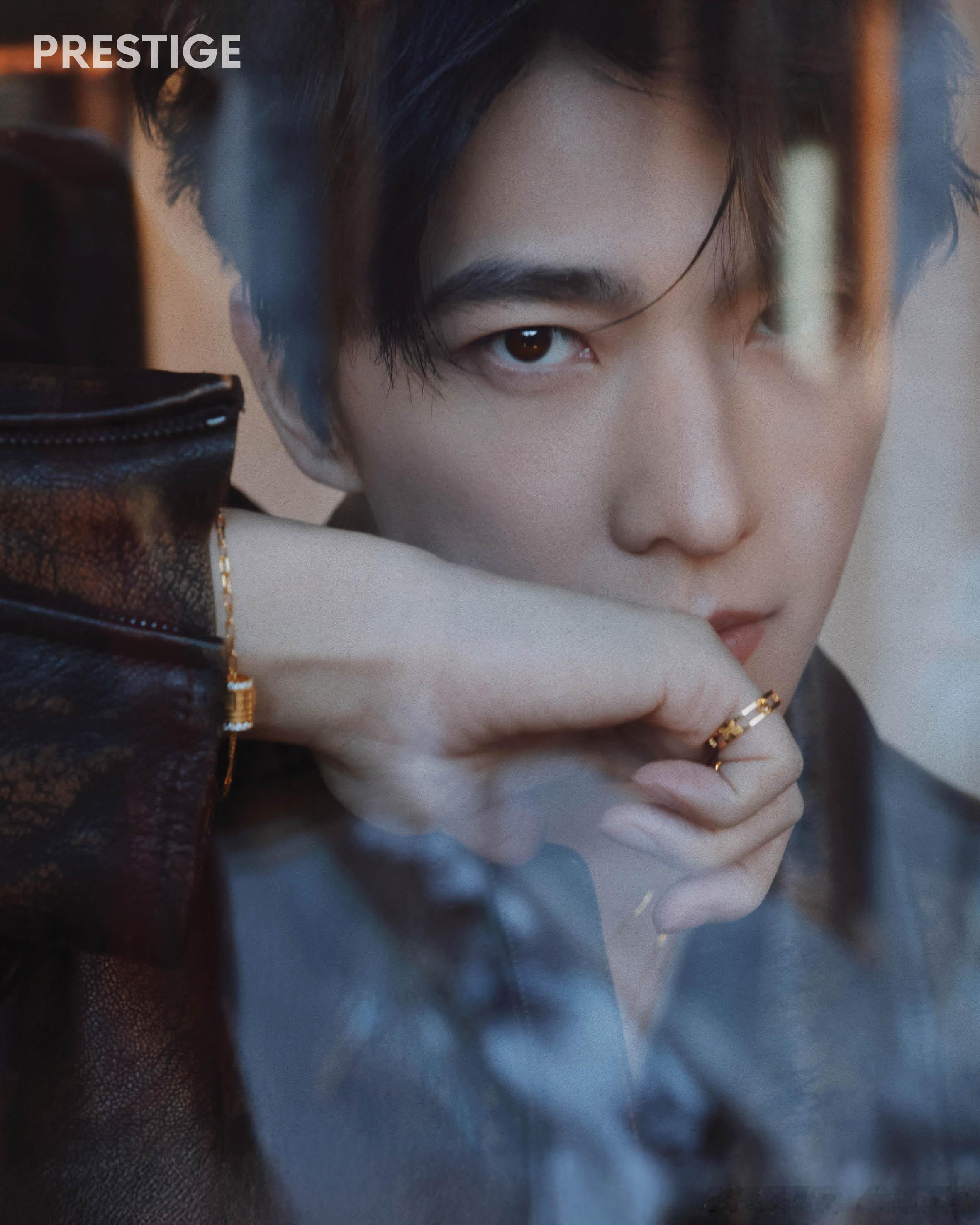 杨洋杨洋《PrestigeHK》二月刊封面释出以沉静气度对话东方空间接