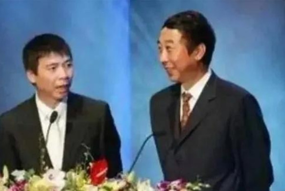当年，冯小刚准备拍摄《大撒把》，可是找不到投资人，于是冯巩忙前忙后拉拢了一批投资