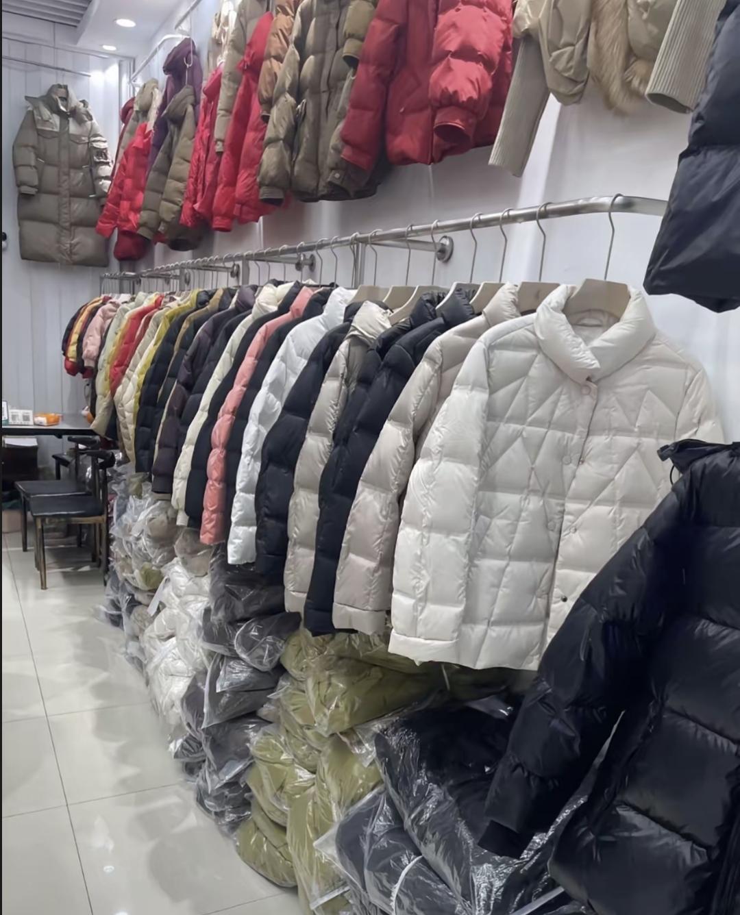 最近降温后想去买羽绒服,发现大牌羽绒服都标价三千往上,便宜的都没啥含绒量。热搜上