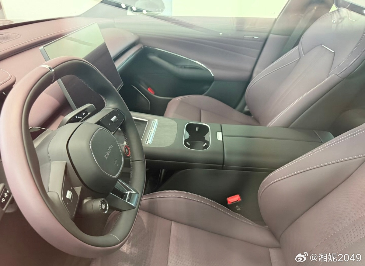 门店已经能看到现在公布的内饰颜色了，红色很亮眼，黑色商务，白色清新，紫色沉稳，大