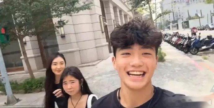 曹格的基因一丝不差地传给了女儿Grace，反观儿子Joe是专挑父母的优点长，高大