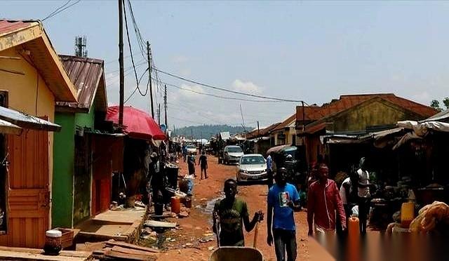 我给你讲个故事，你就明白为啥有些地方，老天爷追着喂饭，他都能把自己饿死。七十年