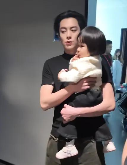 王鹤棣抱着好兄弟王齐铭的女儿“肉肉”，一边捏脸，一边做出搞怪的叫声，满眼都是宠溺
