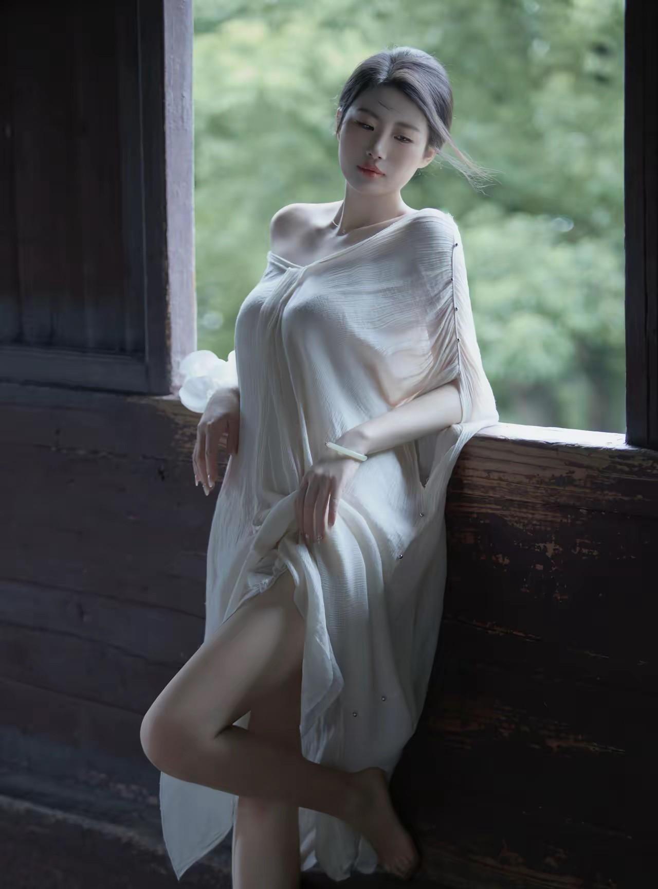 “静谧时光，一袭白裙，倚窗沉思”