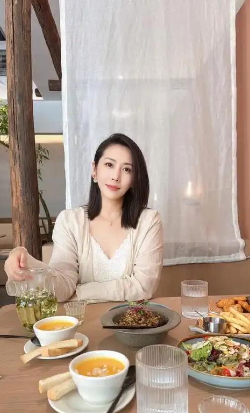 有一位风韵妇人，见丈夫的朋友长的俊美壮硕，便总朝思暮想，一日，朋友来找她丈夫，恰