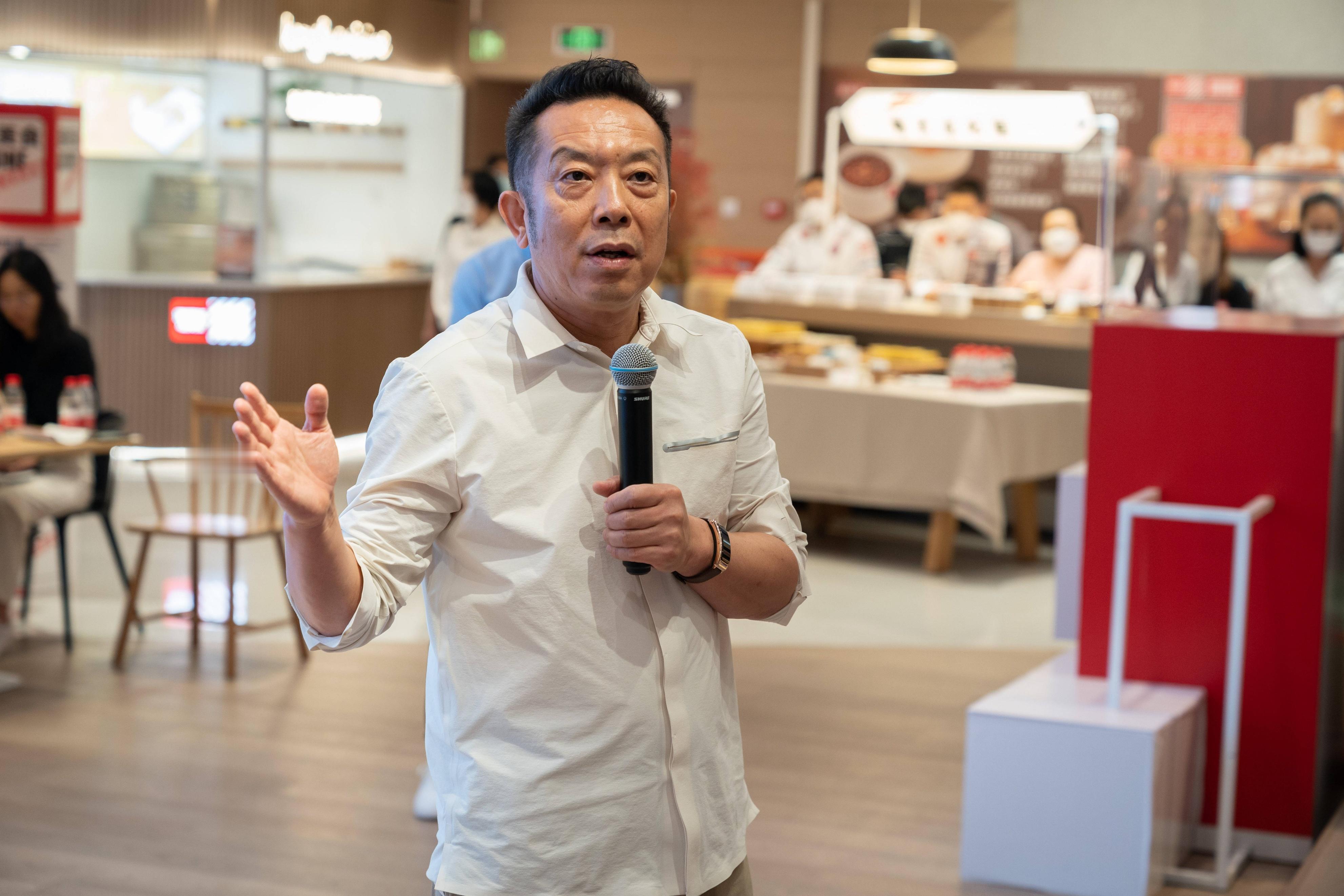 一家年营收62亿的中餐巨头，给离职员工打了一张欠条。补偿金分四次付，最晚到2028年底。公司还贴心地
