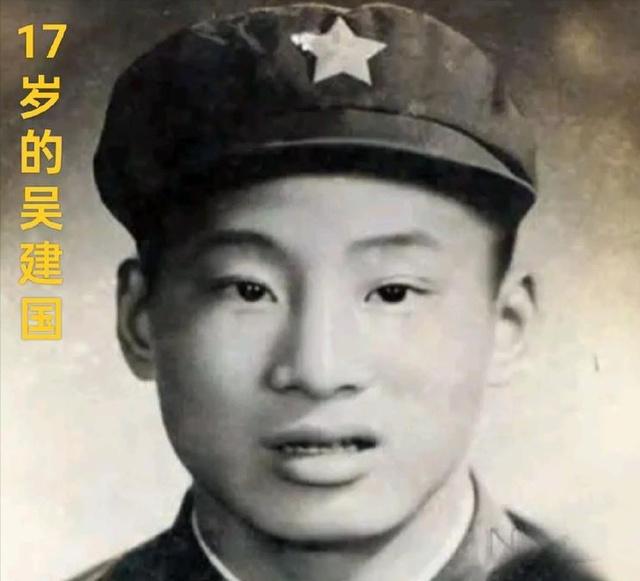 1979年，身中8枪的新兵吴建国倒在血泊里一动不动，越南军官弯腰去捡枪，谁知少年
