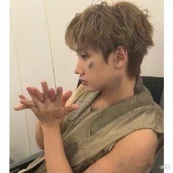 汪苏泷编了小辫子汪苏泷小辫子发型一眼盯上这个小辫子，花样巧思源源不断，越看越喜