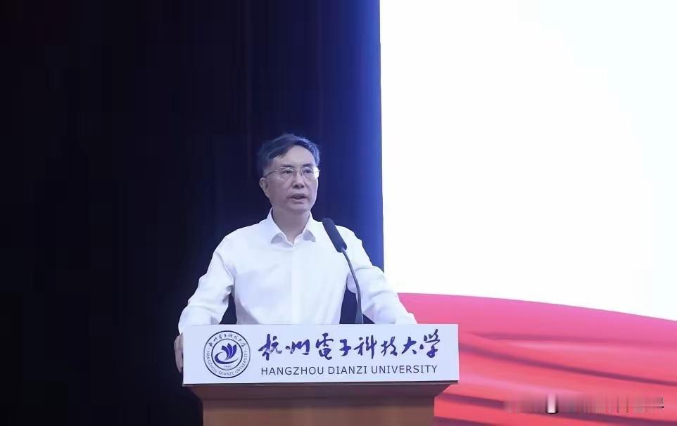 刚刚拿到国家级大奖、教会计的院长主动投案，那个最懂算账的人，最终算丢了自己的人生