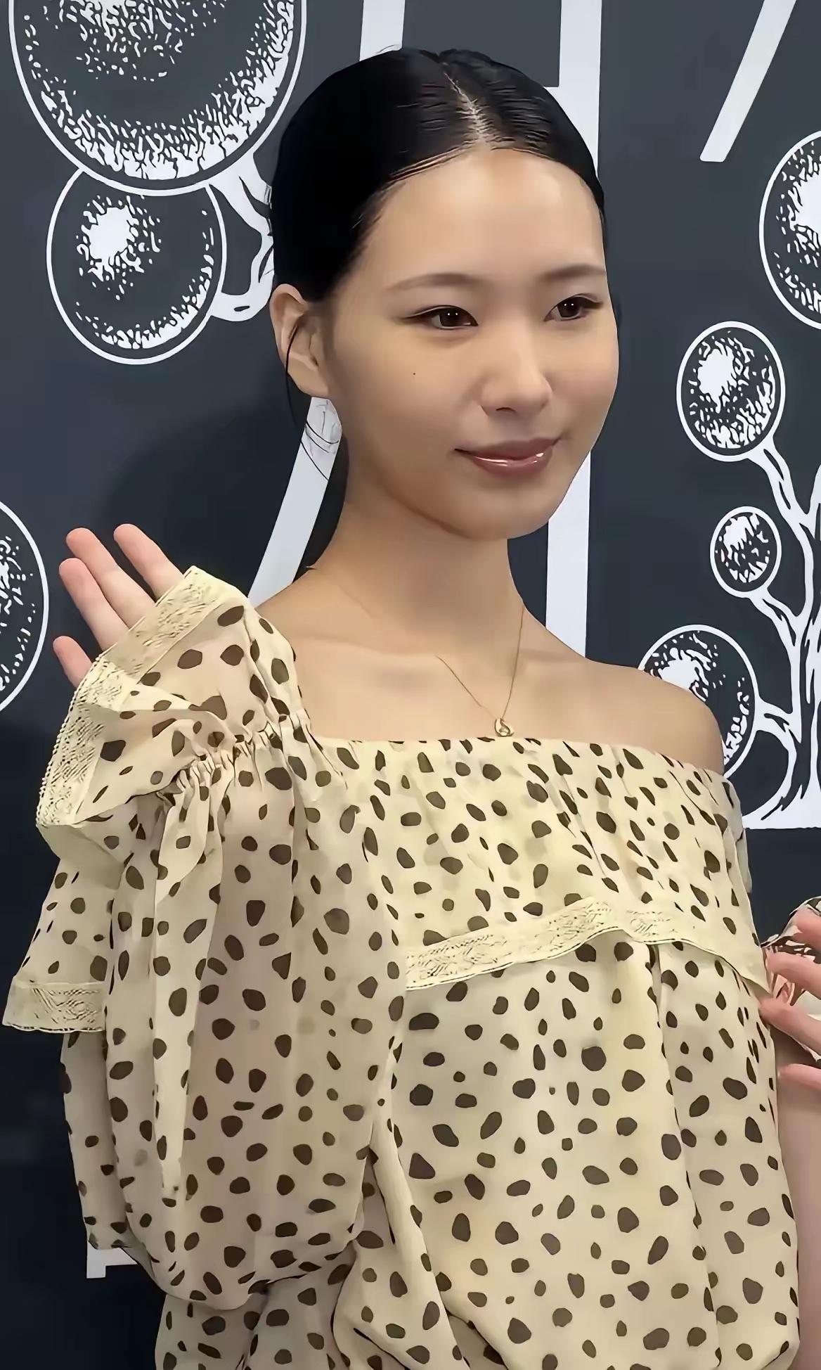小S女儿是得罪造型师了吧！小S大女儿许曦文官宣出道，这造型翻车翻得我猝不及防！