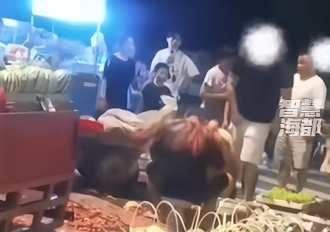 坝头西路那边有个卖西瓜的摊贩，叫孟某宇，正老老实实守着摊。过来个穿黑裙的女子挑瓜