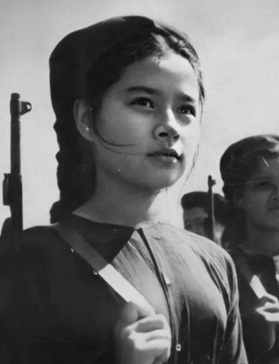 越战美军的黑暗手段：用药物摧残越南女战俘空孕催乳剂，没人扛得住。”1961