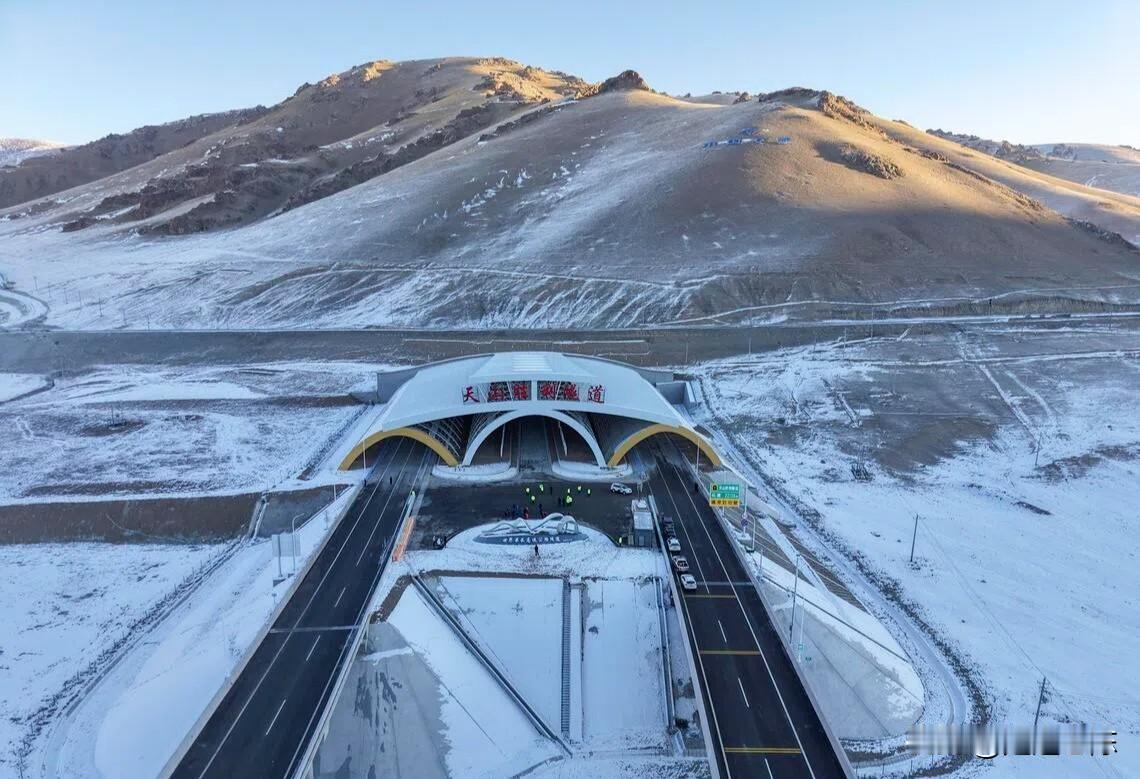 “不是打穿天山容易，而是天山那头有人民！”这是新疆导游迪丽为台湾同胞介绍超级工
