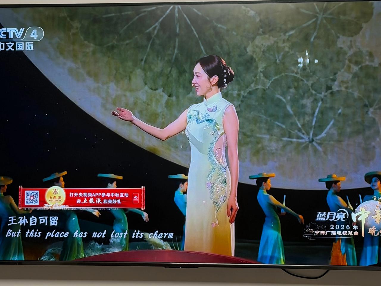“中秋晚会”之最惊喜与不好看：最惊喜：1、谢楠、侯佩岑主持来了，她俩好美