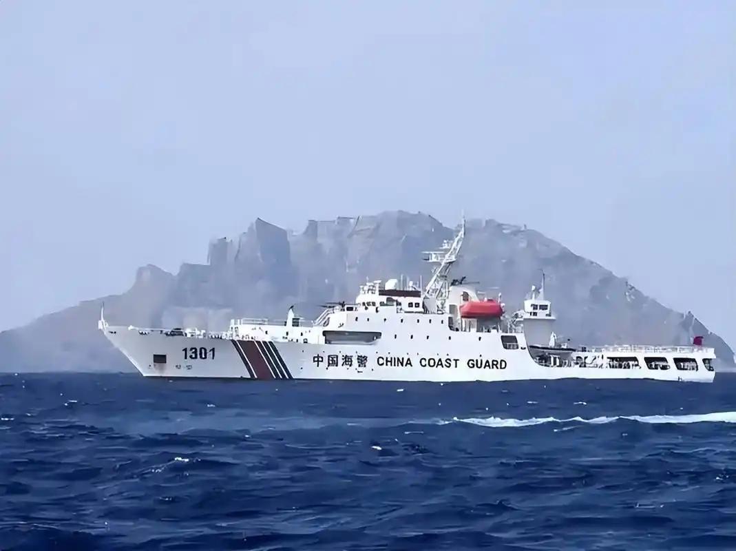 日本又来挑事了！钓鱼岛爆发激烈冲突，日本以渔船为诱饵，公然围堵中国海警船。7