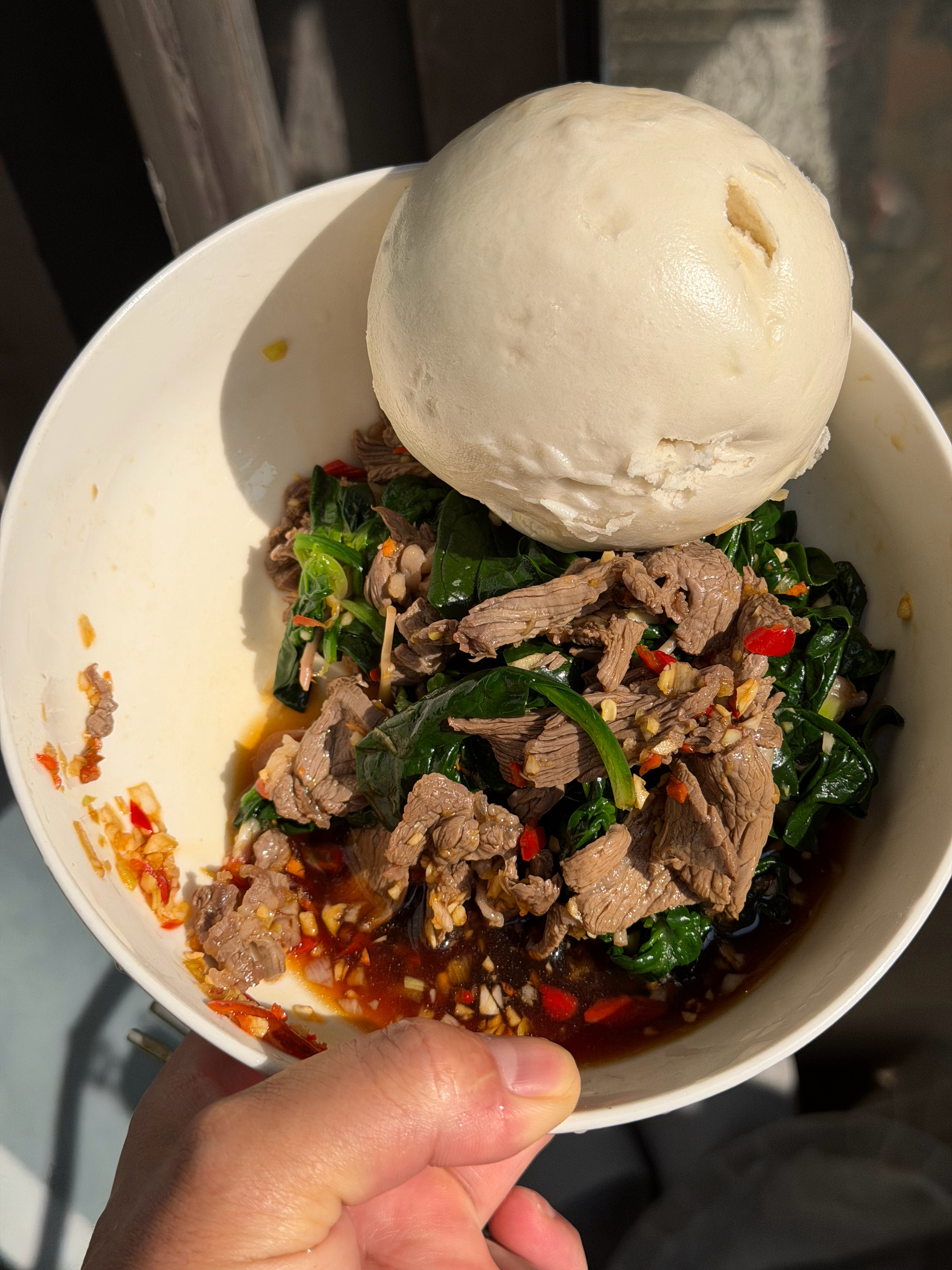 河南人主食分为两种，1种是吃米饭，1种是馒头，我家是一天三顿馒头，米饭，几乎不吃