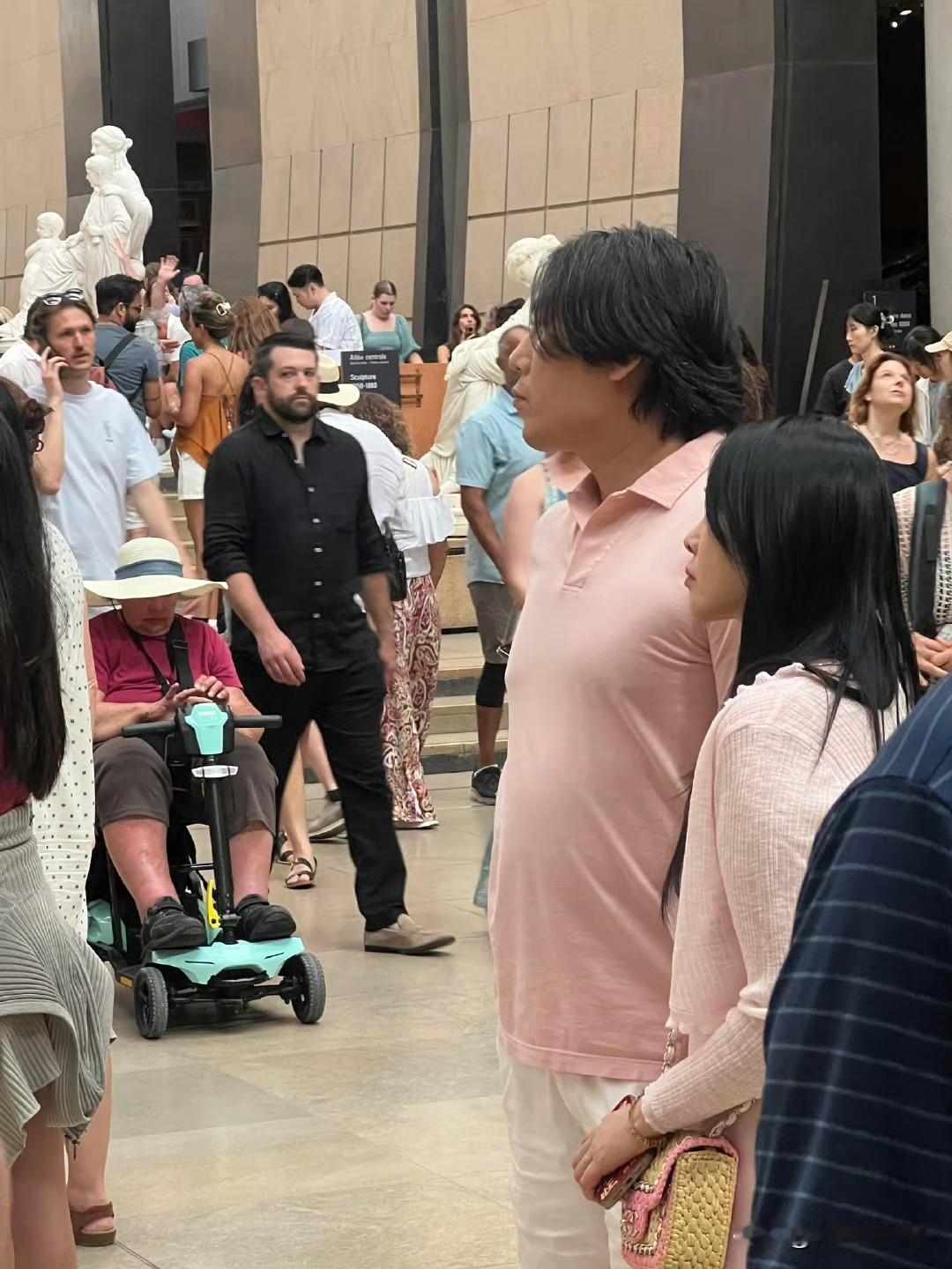 7月2日，秦昊发福，只长肚子，不长腿！要不是隐约能看到侧脸，还以为伊能静换老公